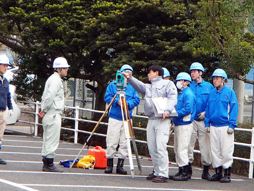 ＴＳによる測量を行う生徒と先生役の土地家屋調査士