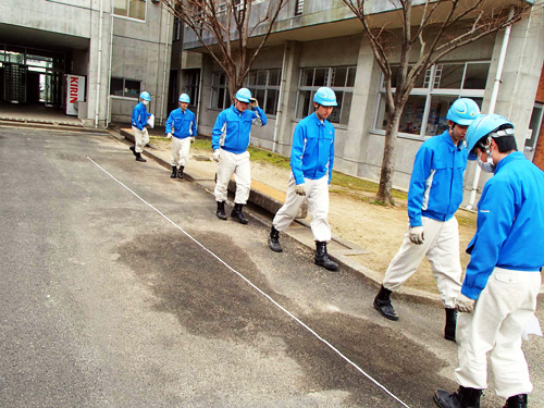 歩測の練習をする生徒