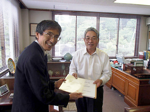 波佐見町長への引渡の様子